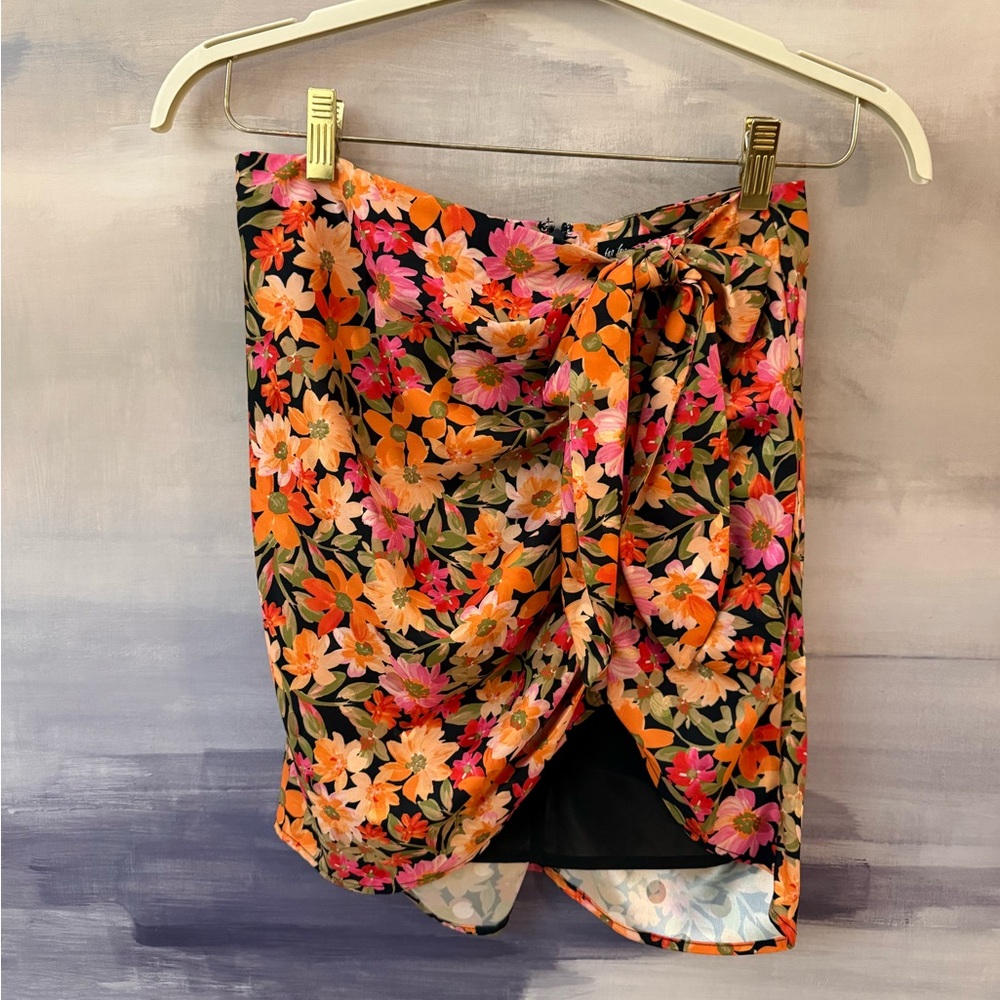 Floral Tropical Mini Skirt with Vibrant Colors‎ and Ruching